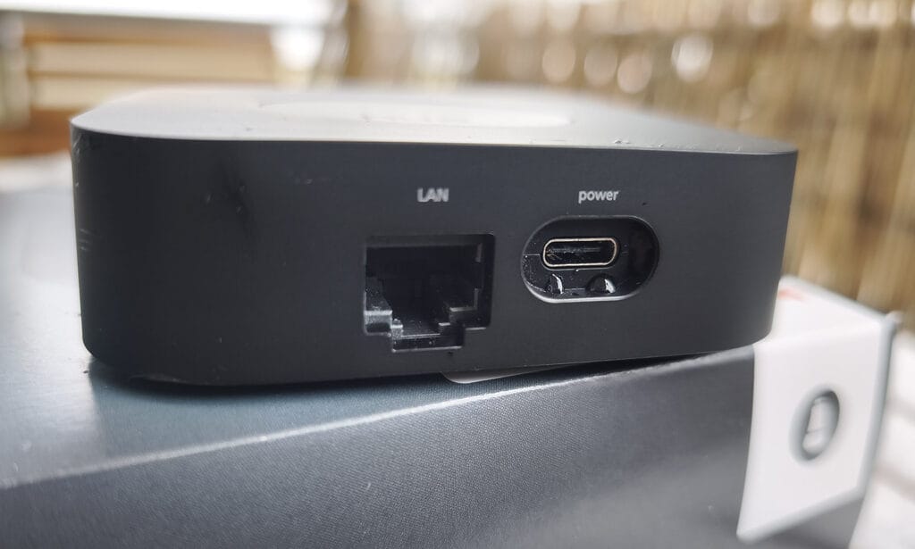 Die Hue Bridge Pro lässt sich per Ethernet oder Wi-Fi ins Netzwerk einbinden.