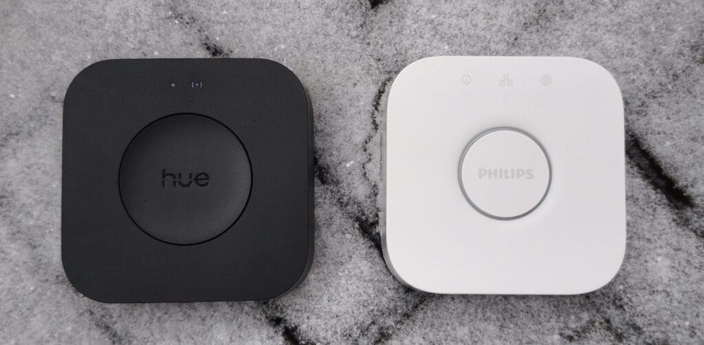 Links sieht man die Hue Bridge Pro, rechts die "alte" Standard-Bridge.