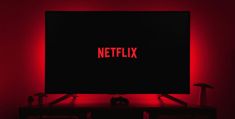 Kündigt doch: Netflix-Chef sieht Preiserhöhungen als unproblematisch an