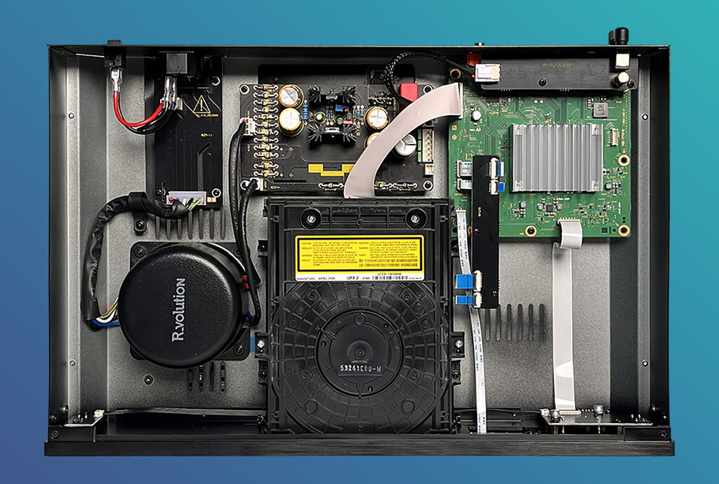 Das Innenleben des DIY-X700 Upgrade-Kits nachdem das Mainboard und Laufwerk des Sony UBP-X700 übertragen wurden.