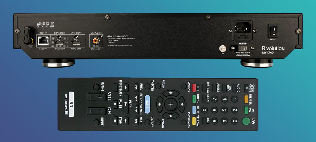 Die Rückseite des R_volution DIY-X700 Upgrade-Kits mit einer Beschriftung, die sich auch kopfüber lesen lässt (schlau). Dazu die neue Fernbedienung mit zusätzlichen Tasten.