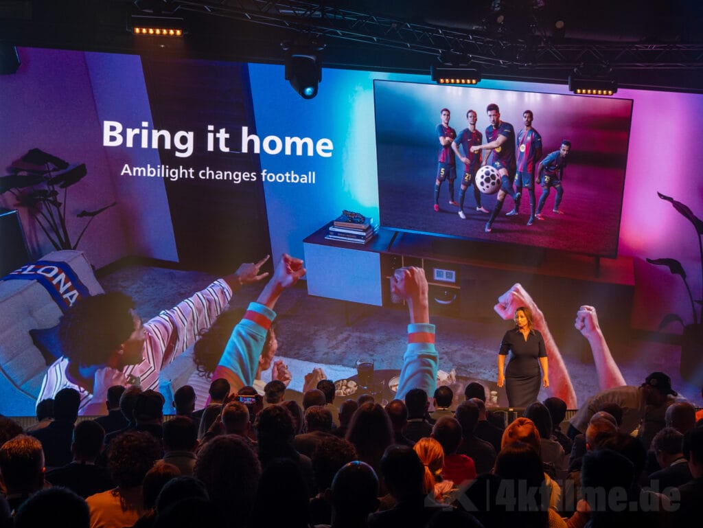 Philips und die Markenbotschafter des FC Barcelona feiern das Ambilight-Feature.