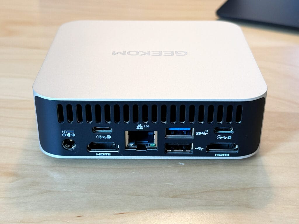 Der Geekom A5 Pro (2026-Edition) liefert ausreichend Anschlüsse, darunter 2x USB-C, 2x HDMI 2.0, 3x USB 3.0, 1x USB 2.0 und ein 2.5 Gbit-Lan-Anschluss. 