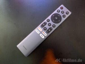 Die Fernbedienung des Hisense XR10 fühlt sich wertig an. Das Chassis ist aus Metall gefertigt und hat ein angenehmes Gewicht.