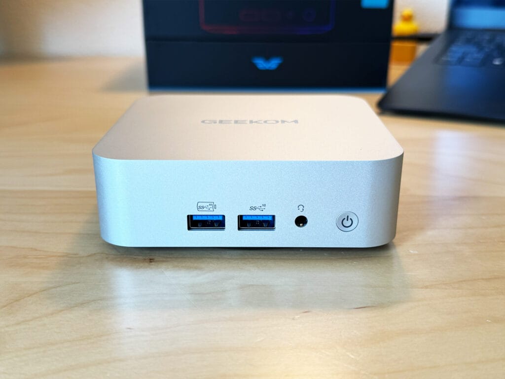 An der Front begrüßen uns bereits zwei USB 3.0-Anschlüsse (Typ-A) ein kombinierter Kopfhörer-Mikrofon-Anschluss und der An/Aus-Knopf. 