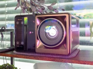 Das Design des XR10 4K RGB-Triple-Laser-Projektors ist auf jeden Fall etwas Besonderes. Mich erinnert das Gerät an eine Mikrowelle.