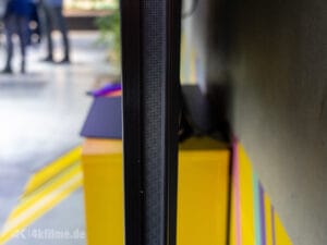 Der Hisense UR9S verfügt über seitliche Lautsprecher, die hinter einem "Akustikgitter" im Rahmen verbaut wurden.