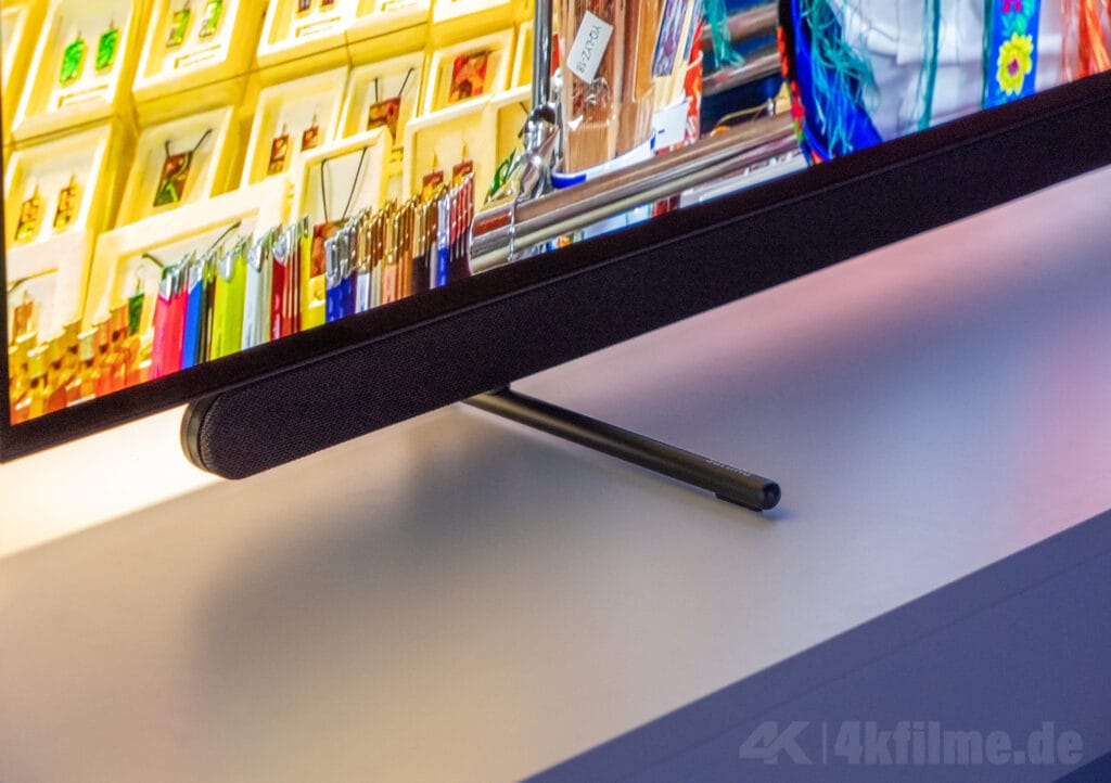 Das Bowers & Wilkins Soundsystem des Philips OLED911 setzt auf einen röhrenförmigen Aufbau des 3.1-Systems