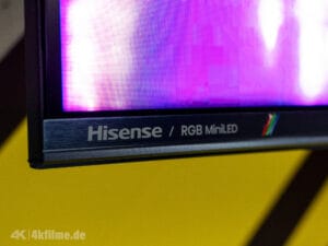 Das Hisense RGB Mini LED-Logo am UR8S (und UR9S) wirkt mit seinem RGB-Zeigen fast etwas nostalgisch.