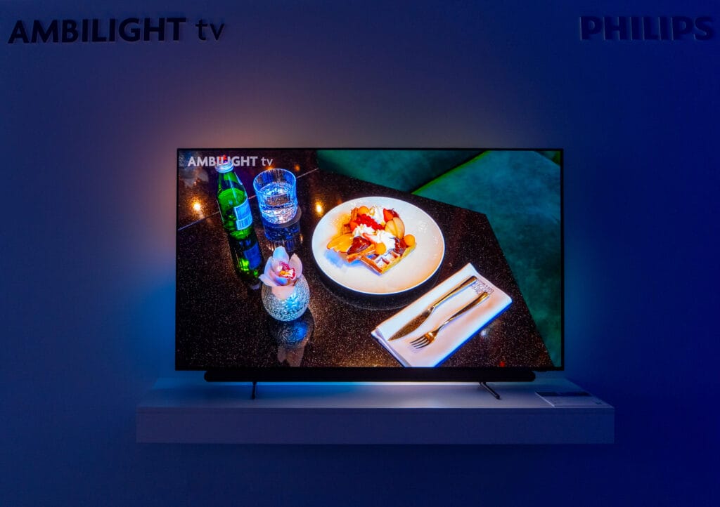Der Philips OLED911 strahlt förmlich dank neuestem Meta 4.0-OLED-Panel und 4-seitigem Ambilight + AmbiScape. 