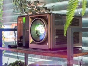 Egal wie nah ihr an den Hisense XR10 herantretet, die Wasserkühlung sorgt dafür, dass der 4K-Projektor flüsterleise bleibt.