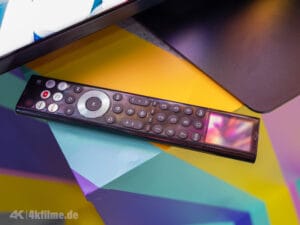 Die Solarfernbedienung des Hisense UR9S ist vielleicht nicht die schönste, dafür ist die funktional und nachhaltig.