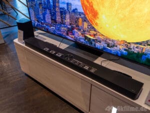 Die LG DS95AR sieht erst mit einem 4K Fernseher ab 65-Zoll so richtig gut aus. Ansonsten ragt der Klangriegel etwas über die Breite des TVs hinaus.