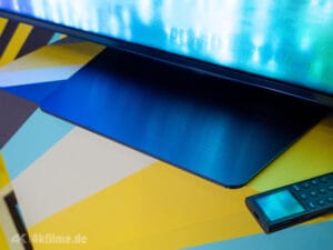 Der UR8S hat ebenfalls einen mittigen Standfuß aus Metall, der das Display anhebt (z.B. für eine Soundbar)