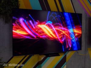 Die Anti-Reflexionsbeschichtung (matt) und die RGB-Zonensteuerung des UR8S 4K RGB Mini LED TVs liefern sattes Schwarz und leuchtende Farben.