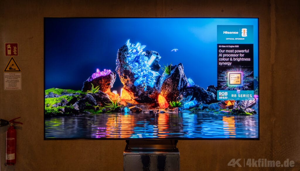 Der Hisense UR8S ist der kostengünstige Einstieg in die RGB-Mini-LED-Welt. Erhältlich ab 55 Zoll bis 100 Zoll. 