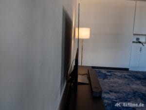 Das 4mm schlanke Panel des Samsung S90H verschwindet fast, wenn man den TV von der Seite betrachtet.