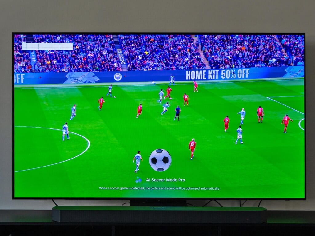 Von intelligenter Bildanpassung ist hier nicht viel zu sehen. Eher wurde die Farbbrillanz auf Maximum gedreht ohne weitere Bildparameter anzupassen. Visuell verschlechtert der "AI Soccer Mode Pro" das Nutzererlebnis deutlich. 