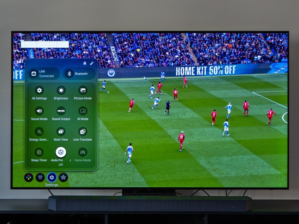 So sieht ein Fußballspiel aus. Der Samsung S90H mit deaktiviertem AI Soccer Mode Pro (AI Fußball-Modus Pro)
