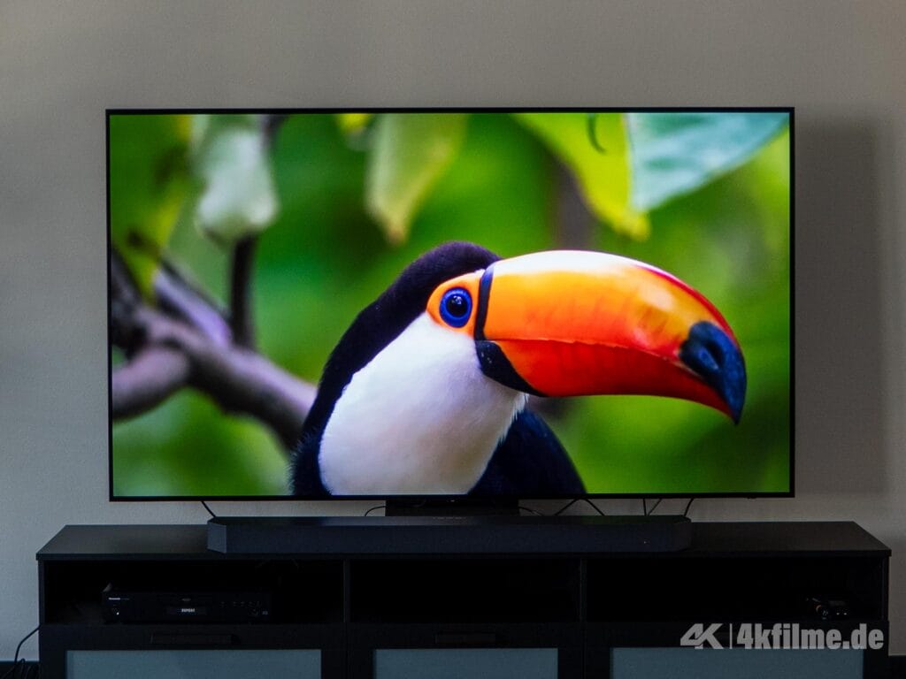Die Bildqualität des Samsung S90H 4K OLED TV legt auch dank des matten Displays noch einmal zu. 