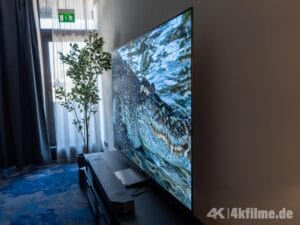 Blickwinkelstabil und relativ unbeeindruckt durch einfallendes Licht: Der Samsung S90H mit mattem Display.