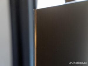 Trotzdem wirkt das Panel des Samsung S90H OLED TV, welches in einem schlanken Metallrahmen eingefasst ist, sehr stabil.