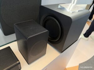 Dazug gesellt sich ein Subwoofer mit dualem Treiber-Konzept, der uns sehr stark an die neue Subwoofer von Samsung erinnert.