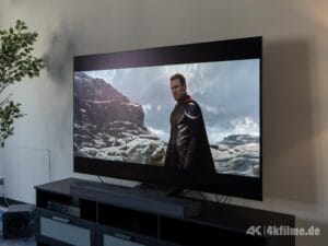 Auch in diesem Extrembeispiel, zeigt sich der Samsung S90H fotografiert im Winkel zum hell erleuchteten Fenster, weitestgehend unbeeindruckt von eintreffendem Licht.