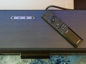 Die HW-Q995GH Soundbar lässt sich direkt über einen kompatiblen Samsung Smart TV, mit der Fernbedienung oder Funktionstasten an der Soundbar steuern.