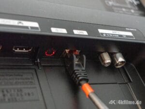 Dass die Anschlüsse zur Seite und nach unten ausgerichtet sind, vereinfacht in vielen Situationen die Verkabelung mit dem Samsung S90H.