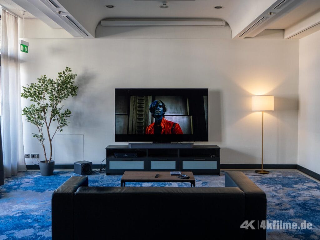 Beim Samsung S90H mit mattem Display heißt es "Vorhang auf"! Helle Umgebungen kontert der OLED mit satten Farben, knackigen Kontrasten und einem sehr guten Schwarzwert. 