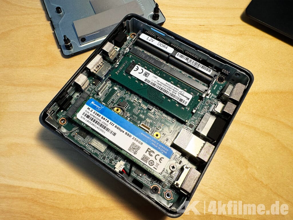 Die Unterseite des Geekom Air 12 2026 ist einfach abgemacht und ermöglicht den Zugang zur SSD und dem Arbeitsspeicher (RAM). Bei uns ist nur ein RAM-Modulplatz (8 GB) vorbelegt. 