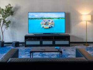 Der Samsung S90H OLED TV 2026 gibt euch das "Mittendrin-Gefühl".