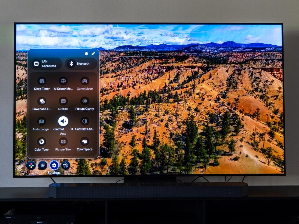 Über das anpassbare Quick-Menü erreicht ihr die wichtigsten Einstellungsmöglichkeiten des Samsung S90H mit nur wenigen Klicks.