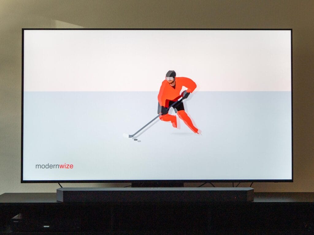 Keine Schlieren oder DSE (Dirty Screen Effect) auf dem Samsung S90H (das Ghosting des Eishockeyspielers kommt von der Kamera). 