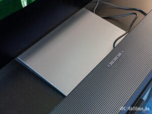 Der Standfuß des Samsung S90H 4K OLED TV setzt sich aus einem stabilen Metallfuß und einer Plastikabdeckung zusammen. Diese wirkt aber auf keinen Fall minderwertig.