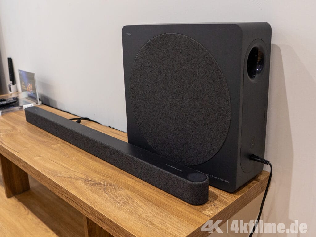 Das TCL A65K-Set besteht aus einer extrem schlanken Soundbar mit nur 50mm Bautiefe und einem recht unauffälligen Subwoofer.