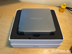 Nach dem Hochheben des Deckels präsentiert sich uns der Geekom Air12 2026-Edition in seiner sicheren Schaumstoffverpackung.