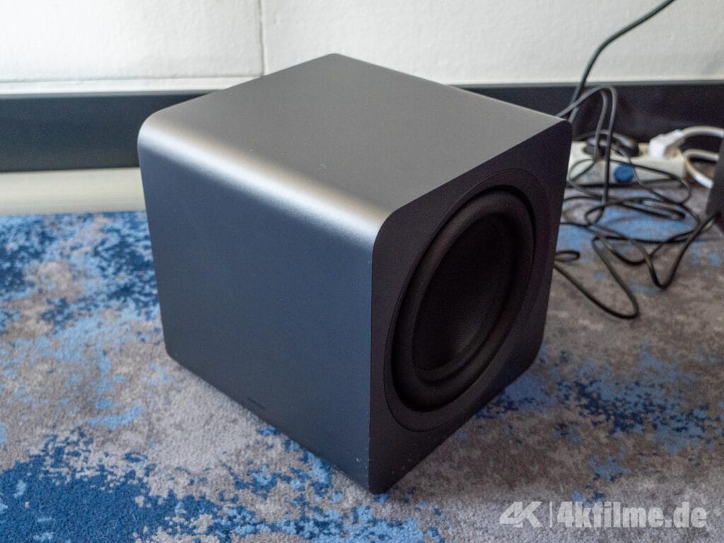 Das überarbeitete Subwoofer-Design (kompakter Würfel) mit zwei 8-Zoll-Treibern gefällt uns weitaus besser, als das alte Design. 