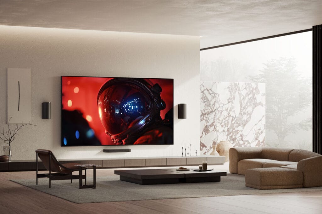 Die 115 Zoll XL-Variante des Sony Bravia 9 II True RGB TV mit dem neuen Sony Bravia Theatre Trio 3-Wege-Soundsystem - beides schick an der Wand montiert.
