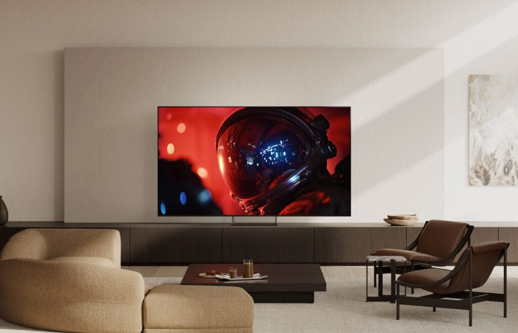 Der Sony Bravia 9 II True RGB TV hier in der 85 Zoll-Variante mit mittigem Standfuß