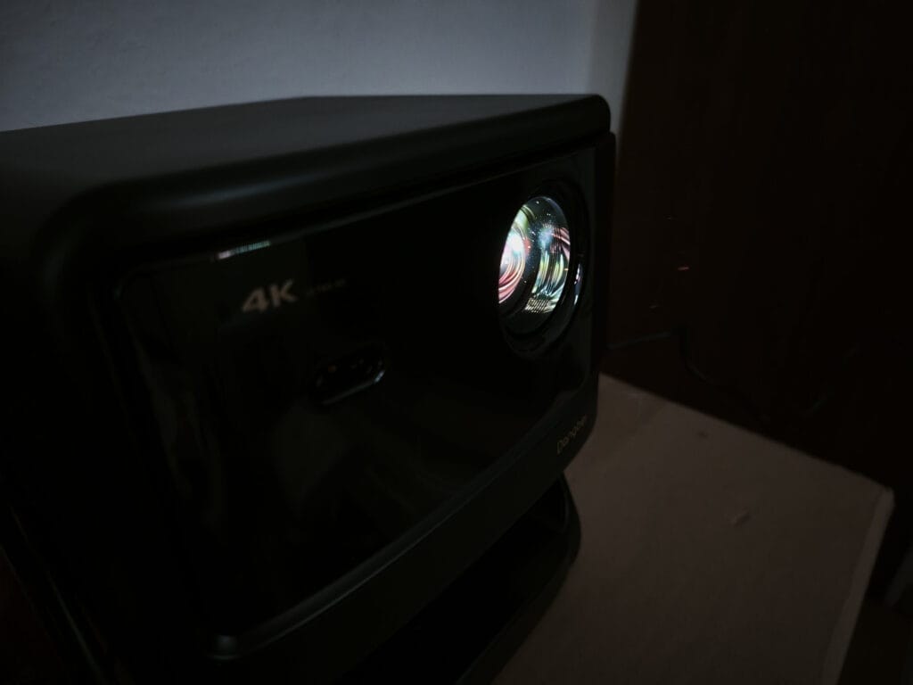 Der Dangbei DBOX02 Pro bei der Arbeit.
