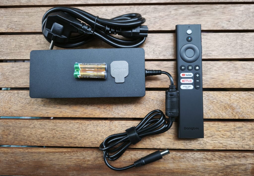 Im Lieferumfang finden sich leider keine HDMI-Kabel, aber eine Fernbedienung.