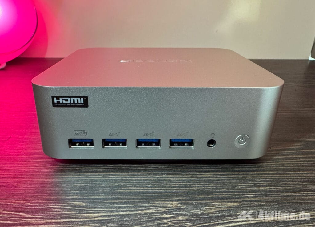 Die Front des Metallchassis mit den vier USB-A-Anschlüssen und dem Kopfhörer-Anschluss.