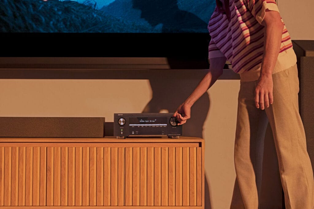 Der Denon AVR-X3900H als multimediale Zentrale im Wohnzimmer. 