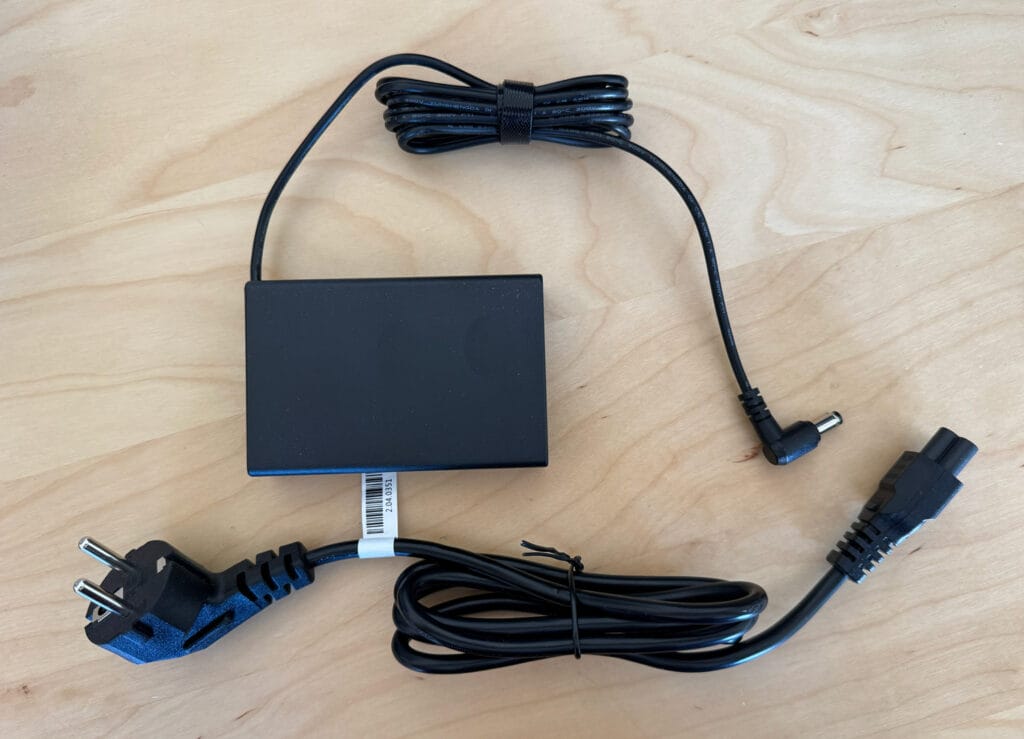 Auch das Netzteil des Geekom A9 Max ist schön kompakt und fällt im Gepäck nicht großartig auf.