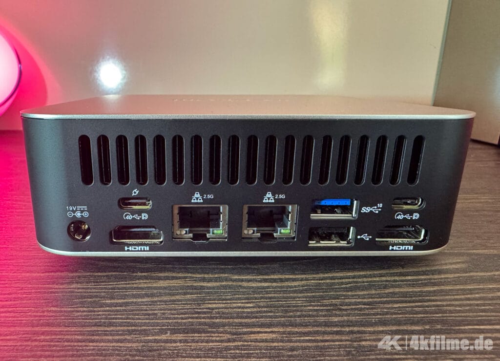 Auf der Rückseite des Geekom A9 Max finden sich unzählige Anschlüsse wieder, unter anderem 2x HDMI 2.1, 2x USB-C (40 Gibt/s) uvm.