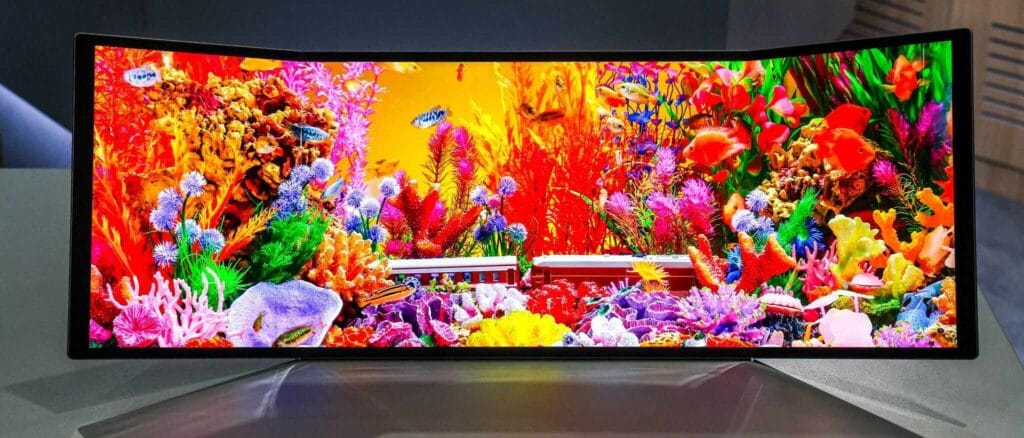 Der IJP-OLED-Monitor besteht aus drei zusammenfaltbaren Segmenten.