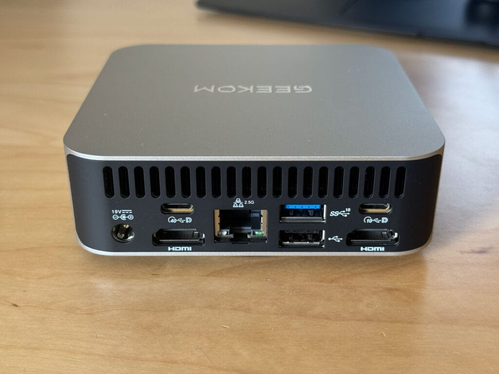 Auf der Rückseite des Geekom A7 Mini-PC die gewohnte Anschluss-Vielfalt inkl. 2x HDMI 2.0, einem USB-C 40 Gbit/s, einem USB-C 10 Gbit/s, 2.5 Gbit-LAN uvm.