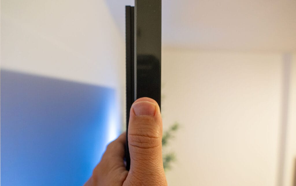 Bei einer Bautiefe von nur 3 cm lässt sich leider akustisch nicht so viel aus dem Samsung R95H zaubern.